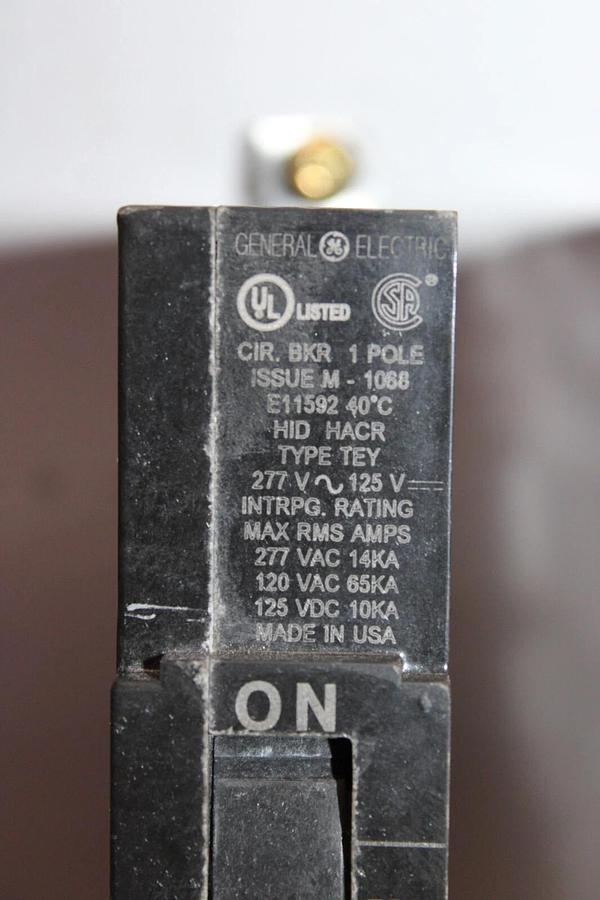 Used LOT OF 2 GE CIRCUIT BREAKER TEY120 20 AMP 1-POLE 277 VAC HID HACR TEY M-1068