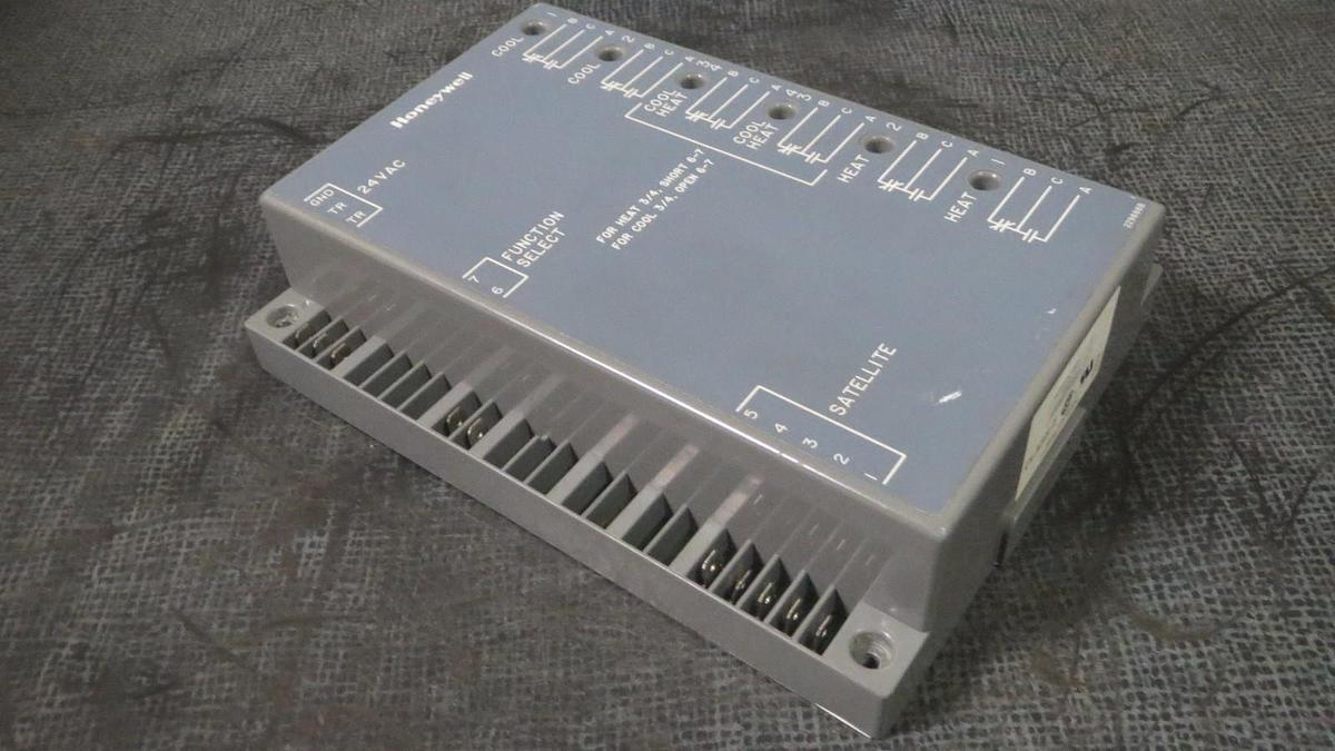 Used HONEYWELL CLASS 2 6 STAGE SAT SEQUENCER CONTROL MODEL: W7101A1003 **WARRANTY**