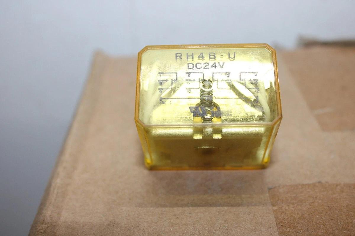 Used IDEC RELAY RH4B-U 120/240 VAC 50/60 HZ 10 AMP *WARRANTY INCLUDED*