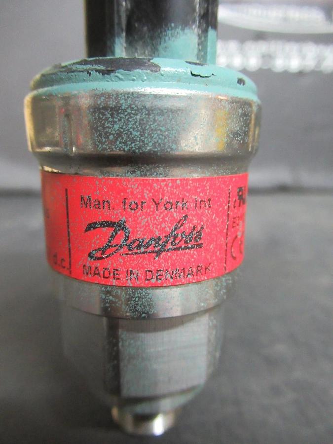 Used YORK DANFOSS PRESSURE TRANSDUCER 025-28678-112 AKS-32R 5 VDC 74 PSIS