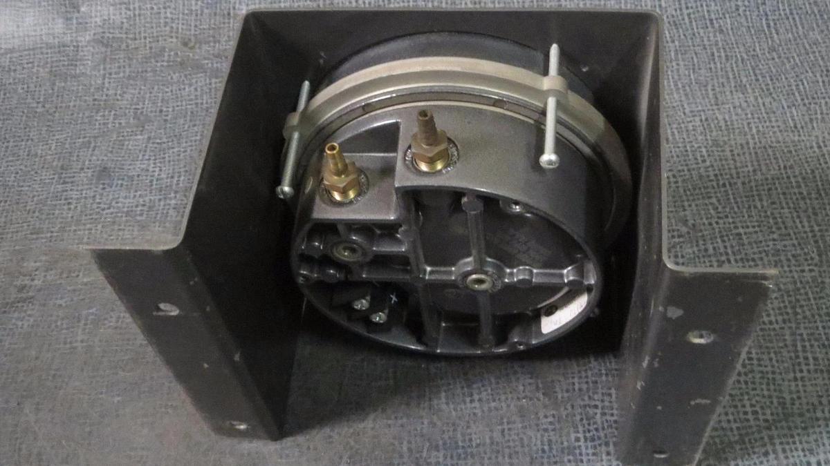 Used DWYER MAGNEHELIC INDICATING TRANSMITTER WATER GAGE & MOUNT 0-3" 25 PSIG N37J-TH