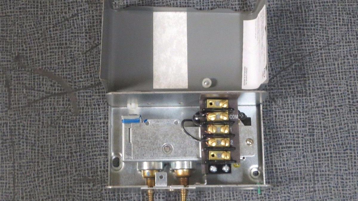 Used JOHNSON CONTROLS PENN LUBRICATION PROTECTION 7/60 PSID P12CA-1 24 VAC 1 AMP