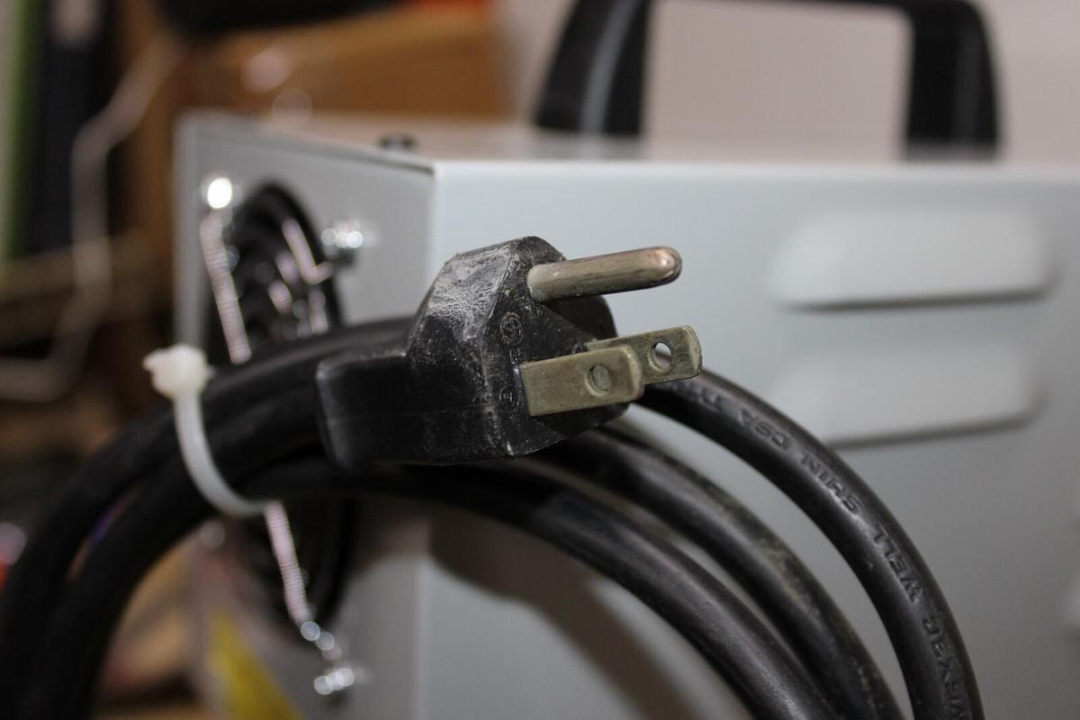 Used E.G. AUTOMATIC 3-STAGE BATTERY CHARGE 120 VAC 8 AMP 60 HZ FCE-32-25 *WARRANTY*