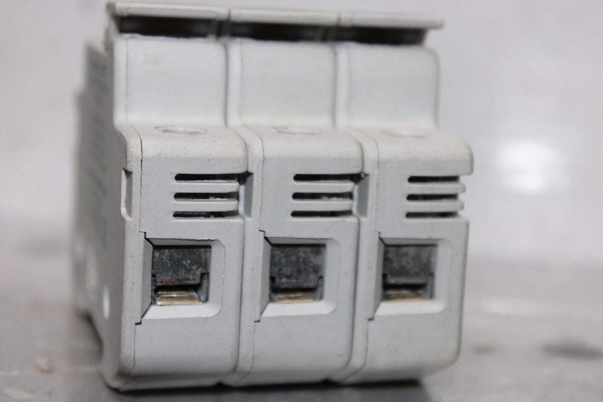 Used LITTELFUSE POWER-SAFE FUSE HOLDER LPSC 3-POLE 600 VOLT 30 AMP CLASS CC