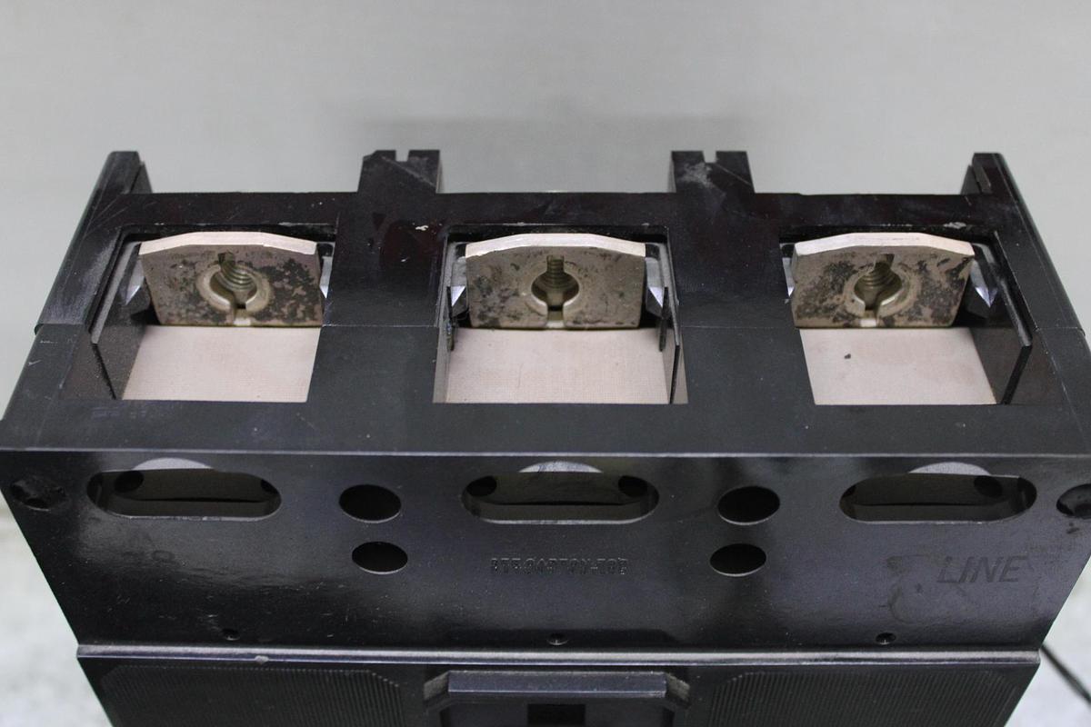Used ITE CIRCUIT BREAKER JJ3-B300 300 AMP 600 VAC 3-POLE
