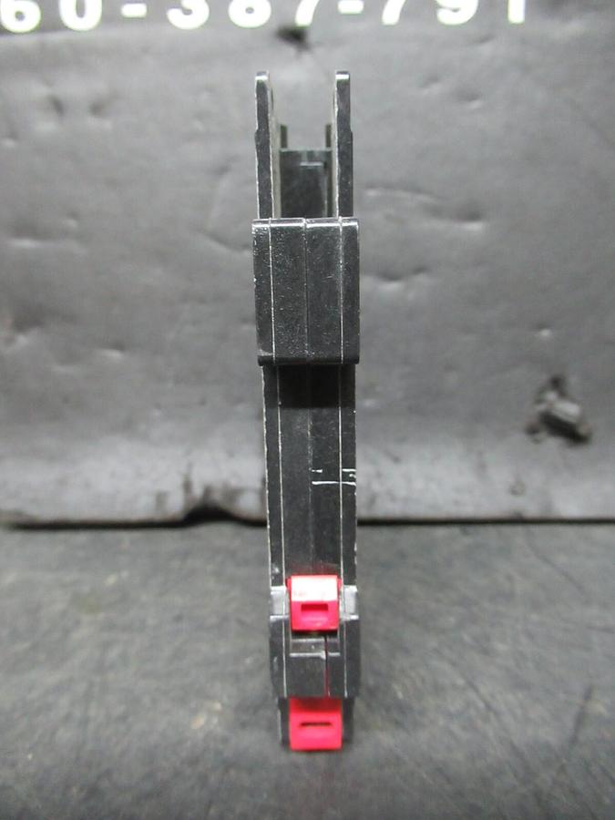 Used CUTLER-HAMMER CIRCUIT BREAKER QCR1015 15 AMP 240 VAC SINGLE POLE TYPE: HACR