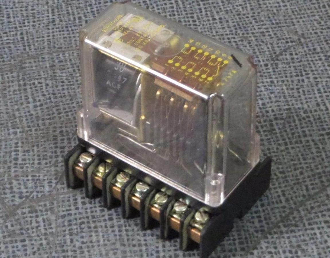 STRUTHERS DUNN RELAY WITH DUNCO BASE! 24 VDC COIL -- 120V 10 AMP MODEL: 219FXXP