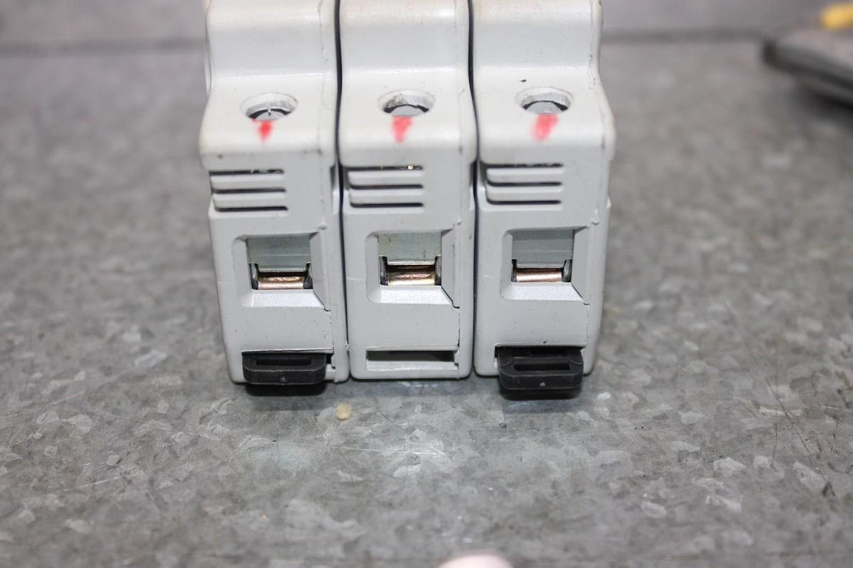 Used BUSSMAN FUSE HOLDER CHCC3D 30 AMP 3-POLE 600 VOLT FOR CLASS CC FUSES CHCC