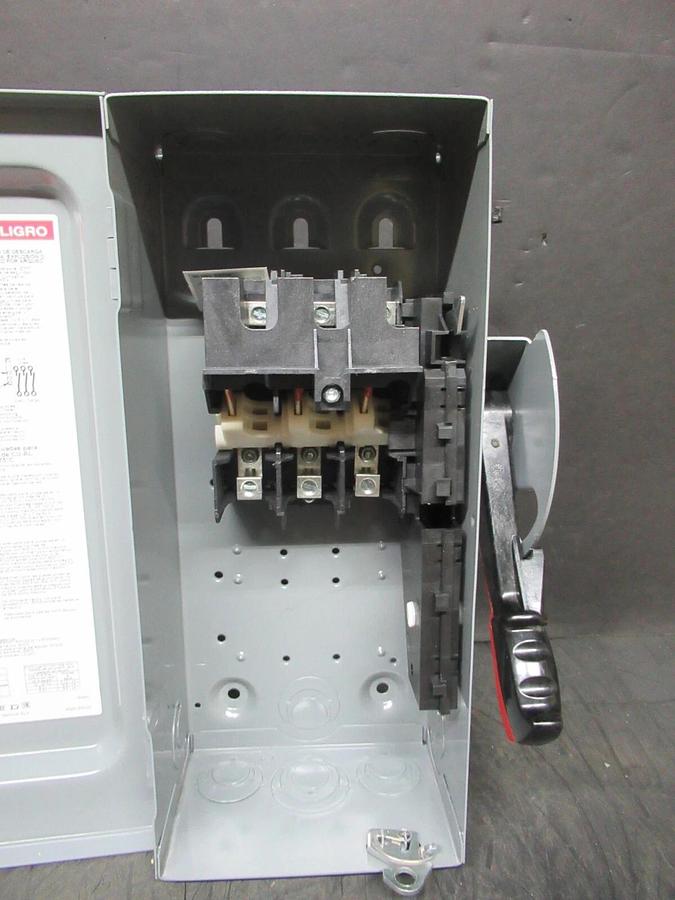 Used SQUARE D SAFETY SWITCH HU361 30 AMP 600 VAC 30 HP 3-POLE TYPE 1 ENCLOSURE