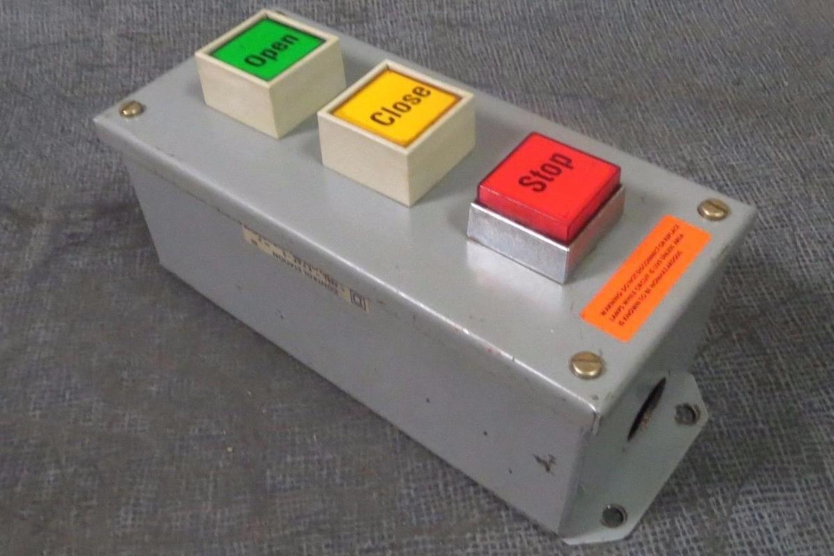 Used SQUARE D CONTROL STATION 600 VAC CLASS 9001 MODEL: KYAF-3 SERIES F