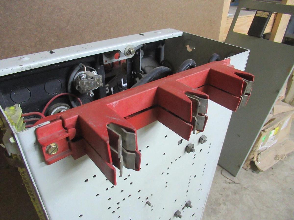 Used CUTLER HAMMER MOTOR STARTER CONTROL 35" W/ W200M5CFC NEMA SIZE 5 250 AMP 600 VAC