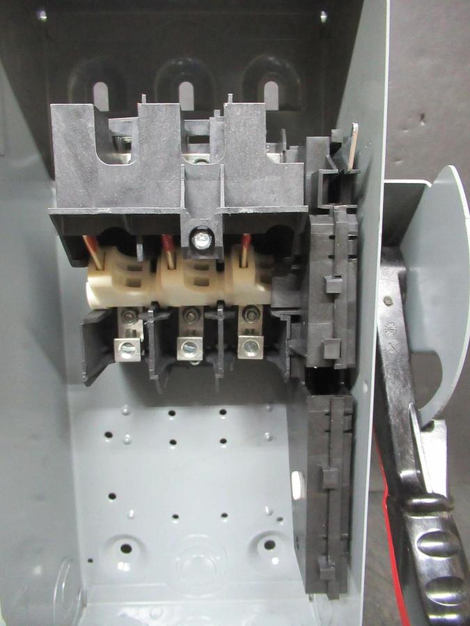 Used SQUARE D SAFETY SWITCH HU361 30 AMP 600 VAC 30 HP 3-POLE TYPE 1 ENCLOSURE