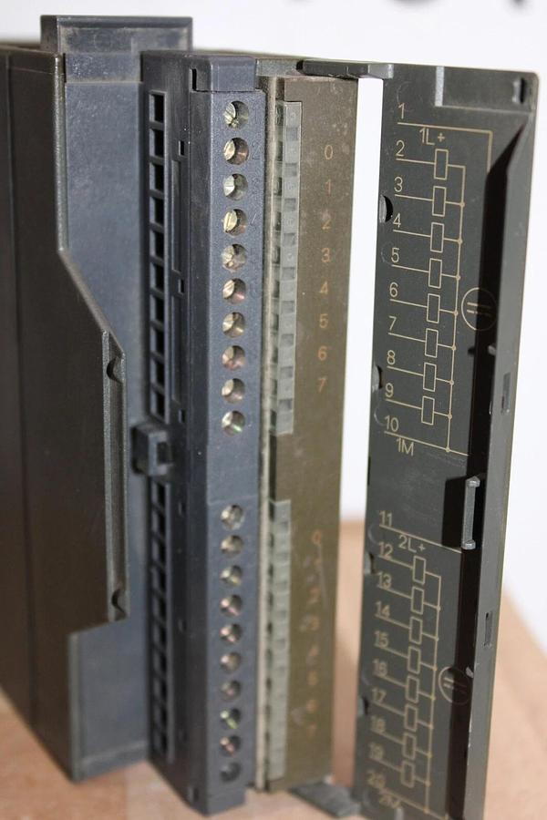 Used SIEMENS SIMATIC S7 6ES7-322-1BH01-0AA0 24 VDC 0.5 AMP **WARRANTY**