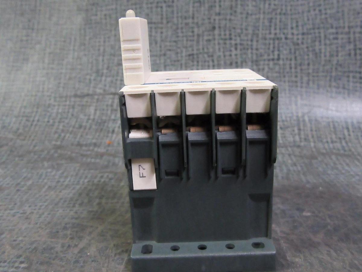 Used SQUARE D TELEMECANIQUE CONTACTOR 15 AMP 600V 110V COIL & LA4KE1FC # LC1K0601F7