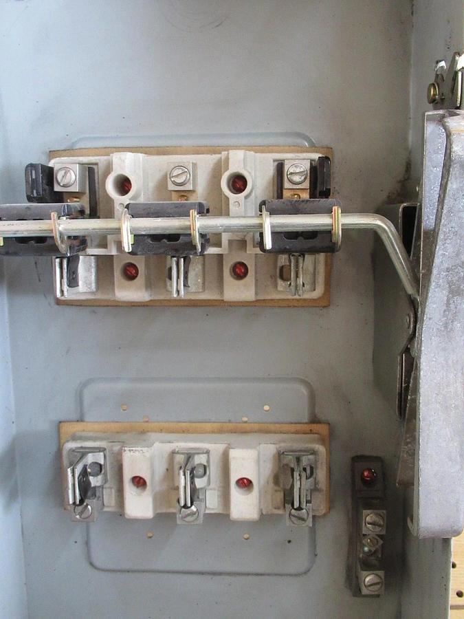 Used SIEMENS FUSIBLE SAFETY DISCONNECT SWITCH SN423 100A 240VAC 2-POLE 30HP TYPE 1