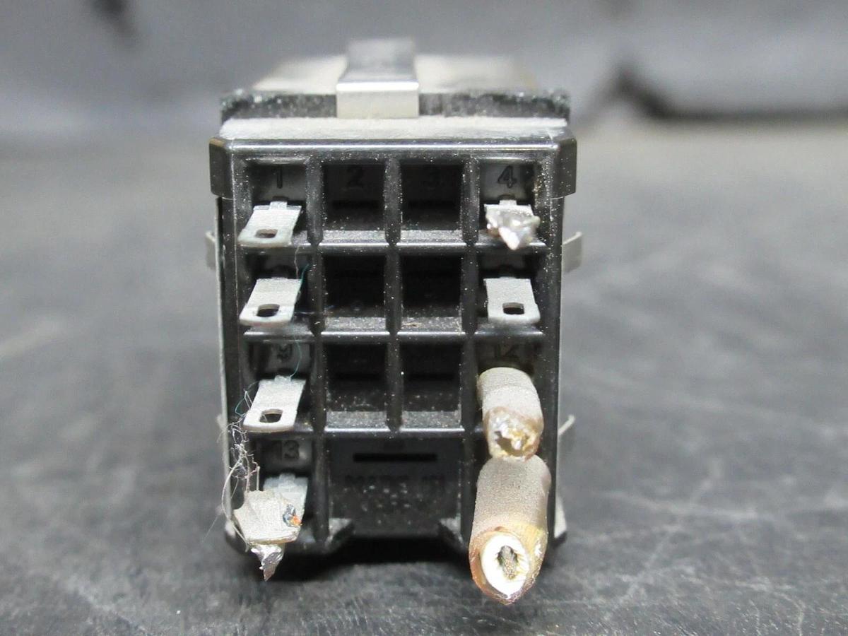 Used LOT OF 2 OMRON RELAYS MY2 200/220 240 VAC / 28 VDC 5 AMP **WARRANTY**