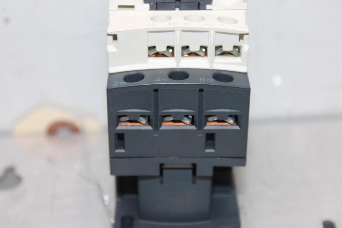 Used SCHNEIDER CONTACTOR LC1D18 32 AMP 600 VAC 3-POLE 3-PHASE 10 KW COIL: 120V