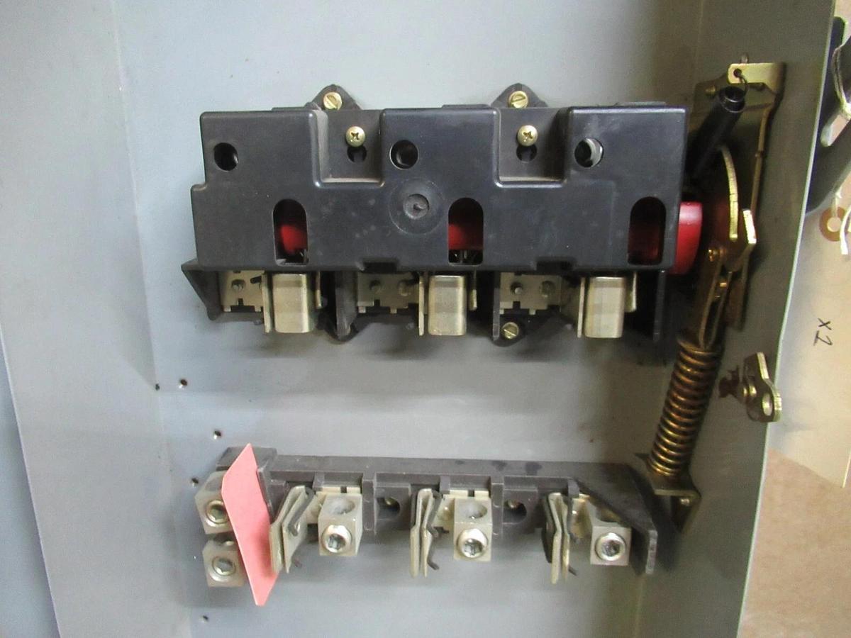 Used SQUARE D SAFETY SWITCH D324N SER. E3 TYPE 1 ENCL. 200 AMP 50 HP 240 VAC 3-POLE