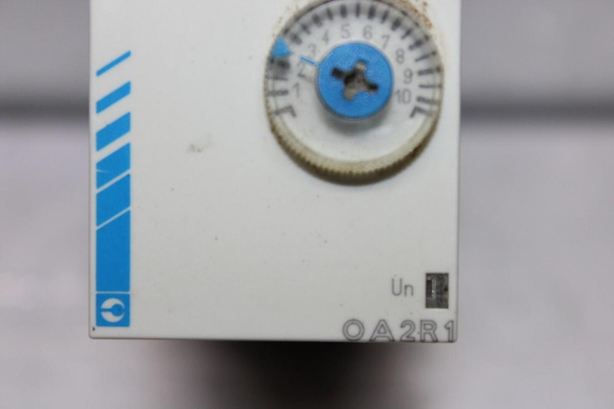 Used CROUZET MULTI-FUNCTION TIME DELAY RELAY OA2RI 0.1 SECOND - 100 HOUR 240 VAC