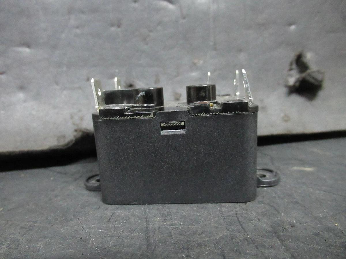 Used BEACON POWER RELAY BLOCK 90294Q 12 AMP @ 120 VAC 8 AMP @ 277 VAC COIL: 120 VOLT