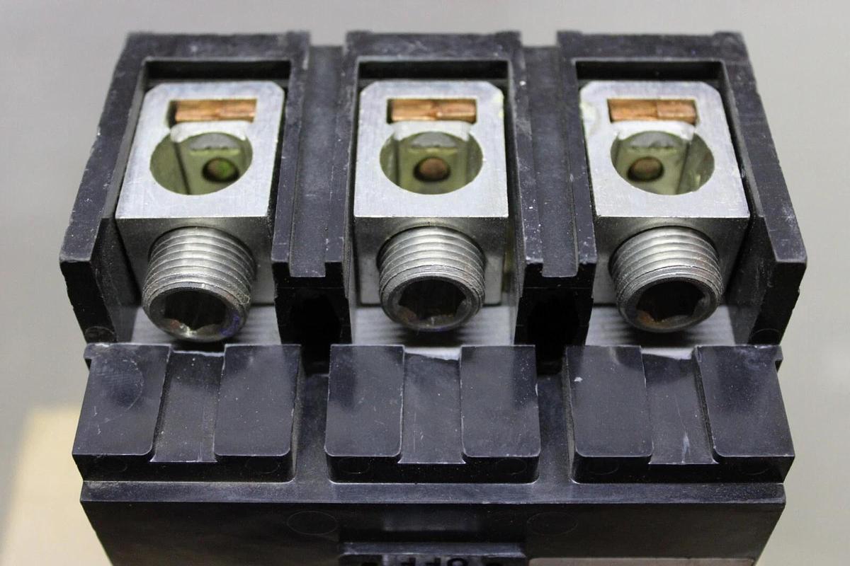 Used SQUARE D CIRCUIT BREAKER Q2L3225H 3-POLE 240 VAC 225 AMP **WARRANTY**