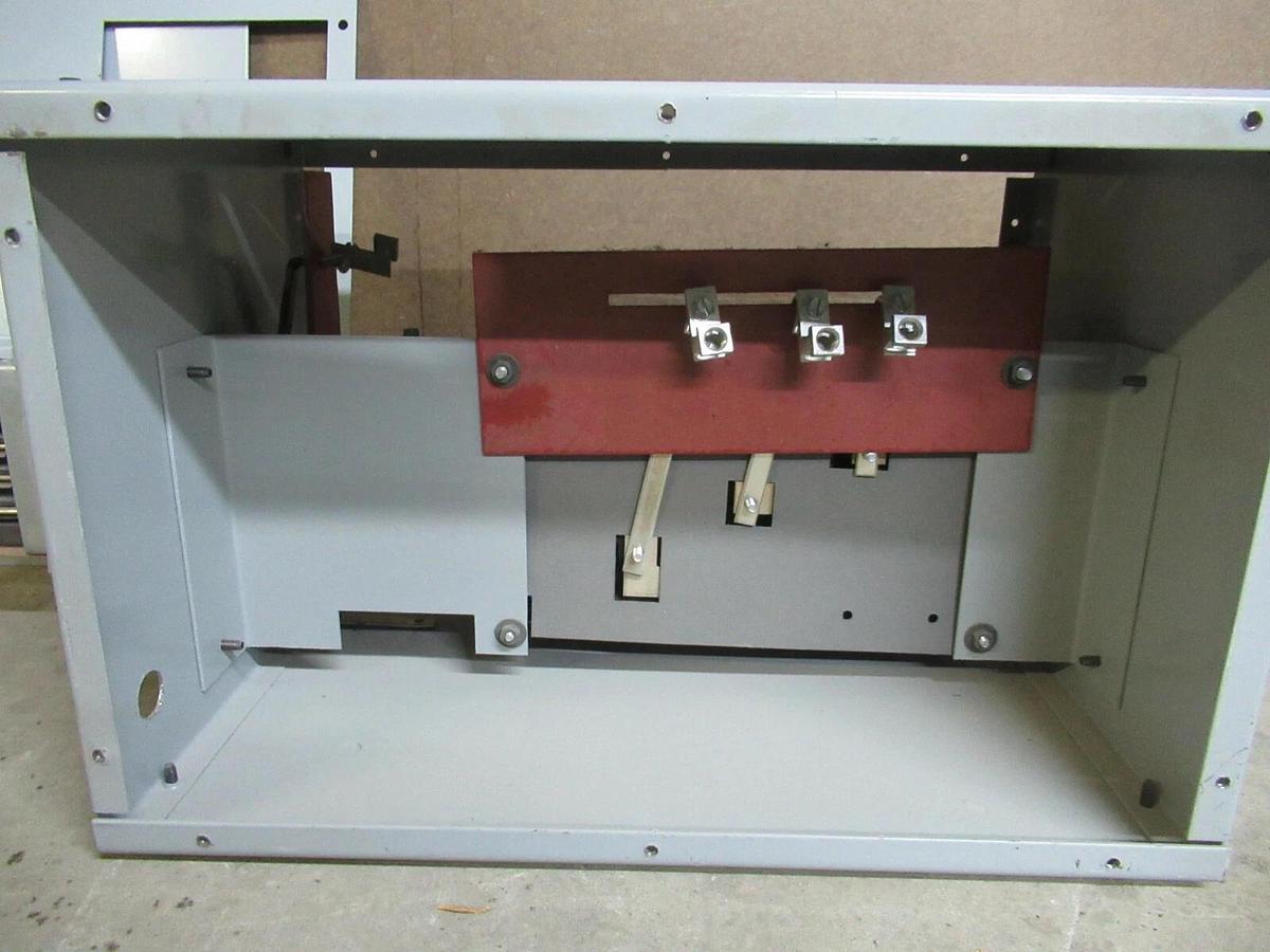 Used SIEMENS 100 AMP 240 V XJ-L BUSWAY TAPBOX W/ VACU-BREAK SWITCH V2E3203 4W XC1004G