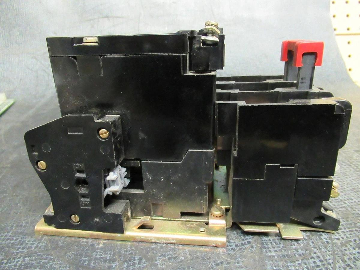 Used SQUARE D STARTER 8536SC0-3 FORM: C5X4 NEMA 1 600V 30A 3-PHASE 10HP 3-POLE