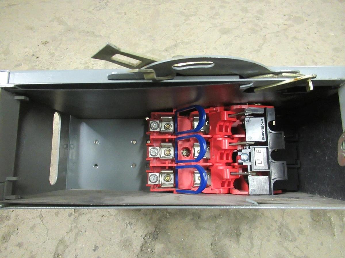 Used SQUARE D QMB321HW SERIES E1 30 AMP 240 VAC 3 POLE FUSIBLE BRANCH SWITCH