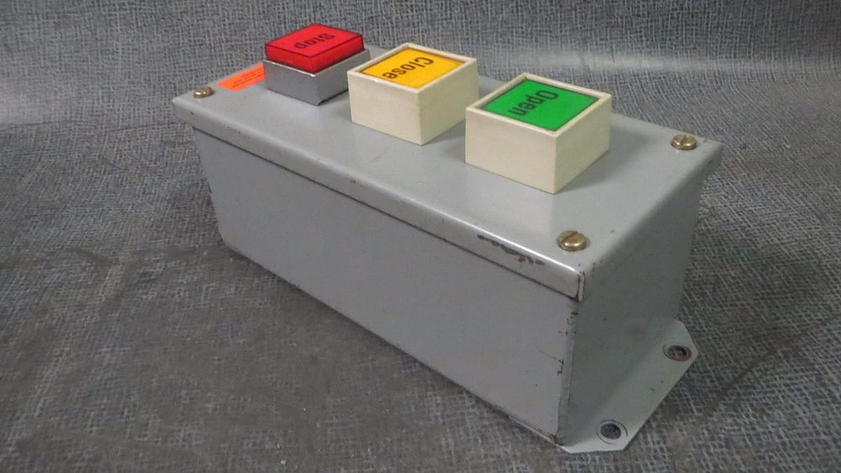 Used SQUARE D CONTROL STATION 600 VAC   CLASS 9001 MODEL: KYAF-3 SERIES F