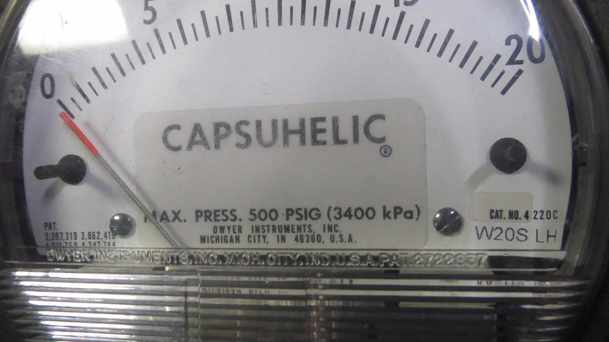 Used (1) DWYER CAPSUHELIC PRESSURE METER 500 PSIG (3400 kPa) MODEL: 4220C