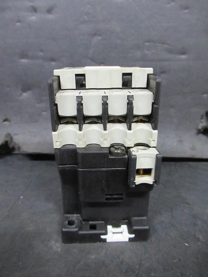 Used KLOCKNER-MOELLER CONTACTOR DIL-R-31 600 VAC 15 AMP COIL: 110/120 VOLT