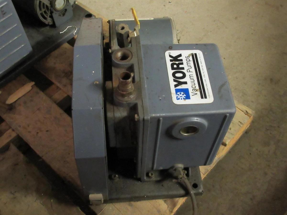 Used YORK 1/2 HP 3 PHASE OIL-SEALED ROTARY VACUUM PUMP 026-32305-000 W/ K416 MOTOR