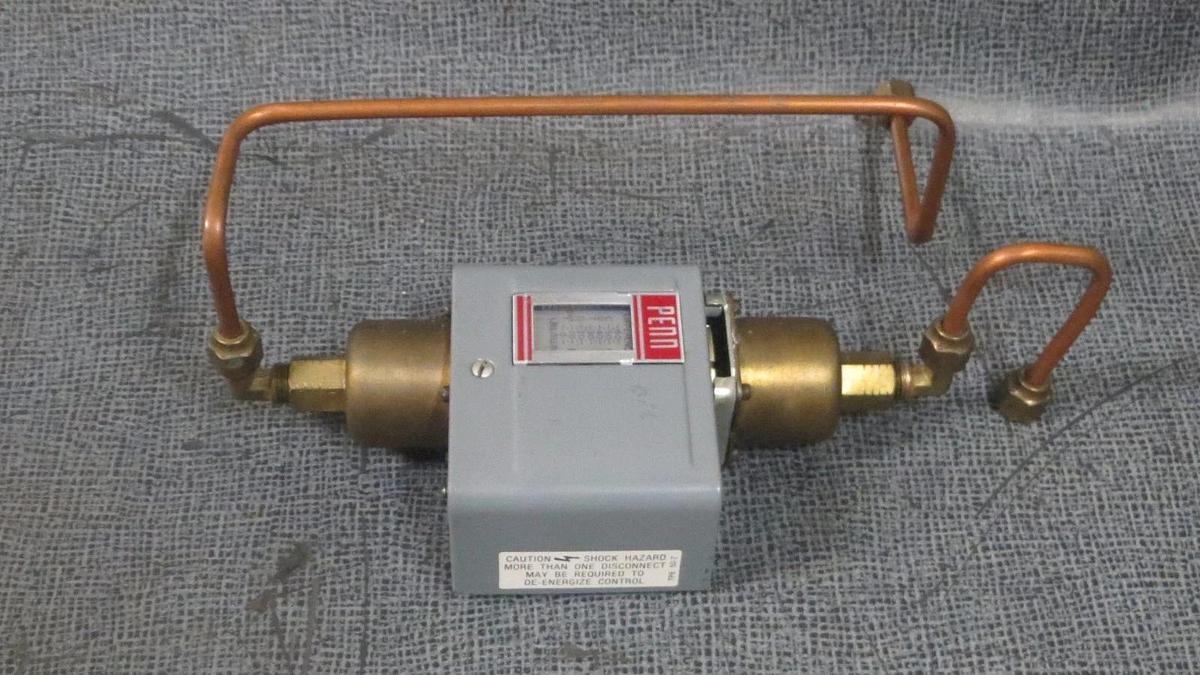 Used JOHNSON CONTROLS PENN # P74HA-9 DIFFERENTIAL PRESSURE CONTROLLER