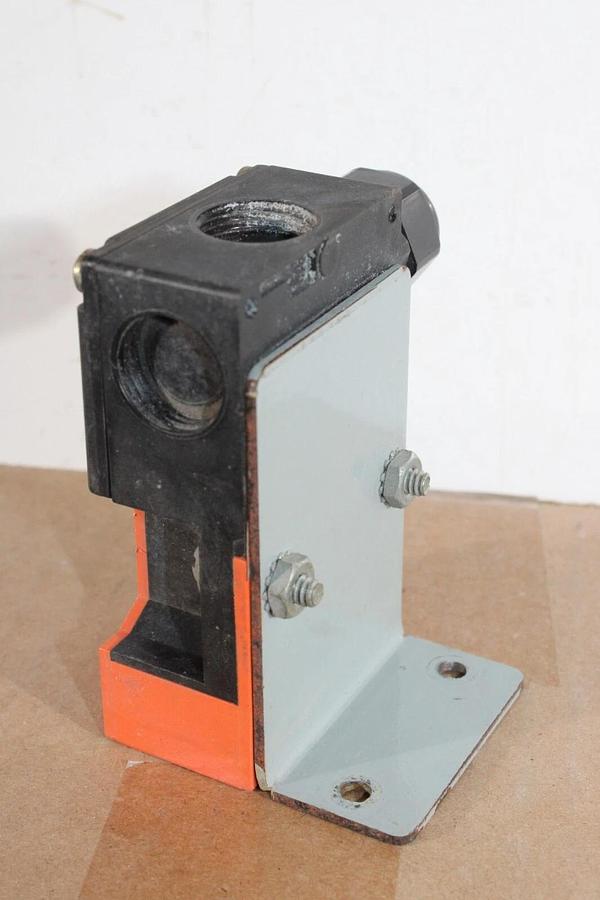 Used SIEMENS LIMIT SWITCH 3SE3-243-0XX40 500 VAC 4 AMP **WARRANTY INCLUDED**
