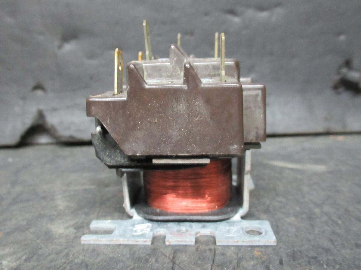 Used HONEYWELL GENERAL USE RELAY R611 R4222Q-1048 HN61KX006 480 VAC 3 AMP @ 277 VAC