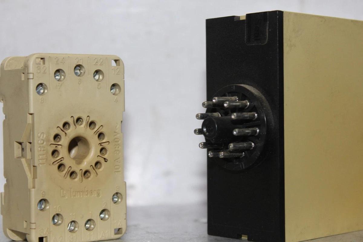 Used CARLO GAVAZZI VOLTAGE LEVEL RELAY SM-125-115 2-20V RANGE COIL: 115 VAC