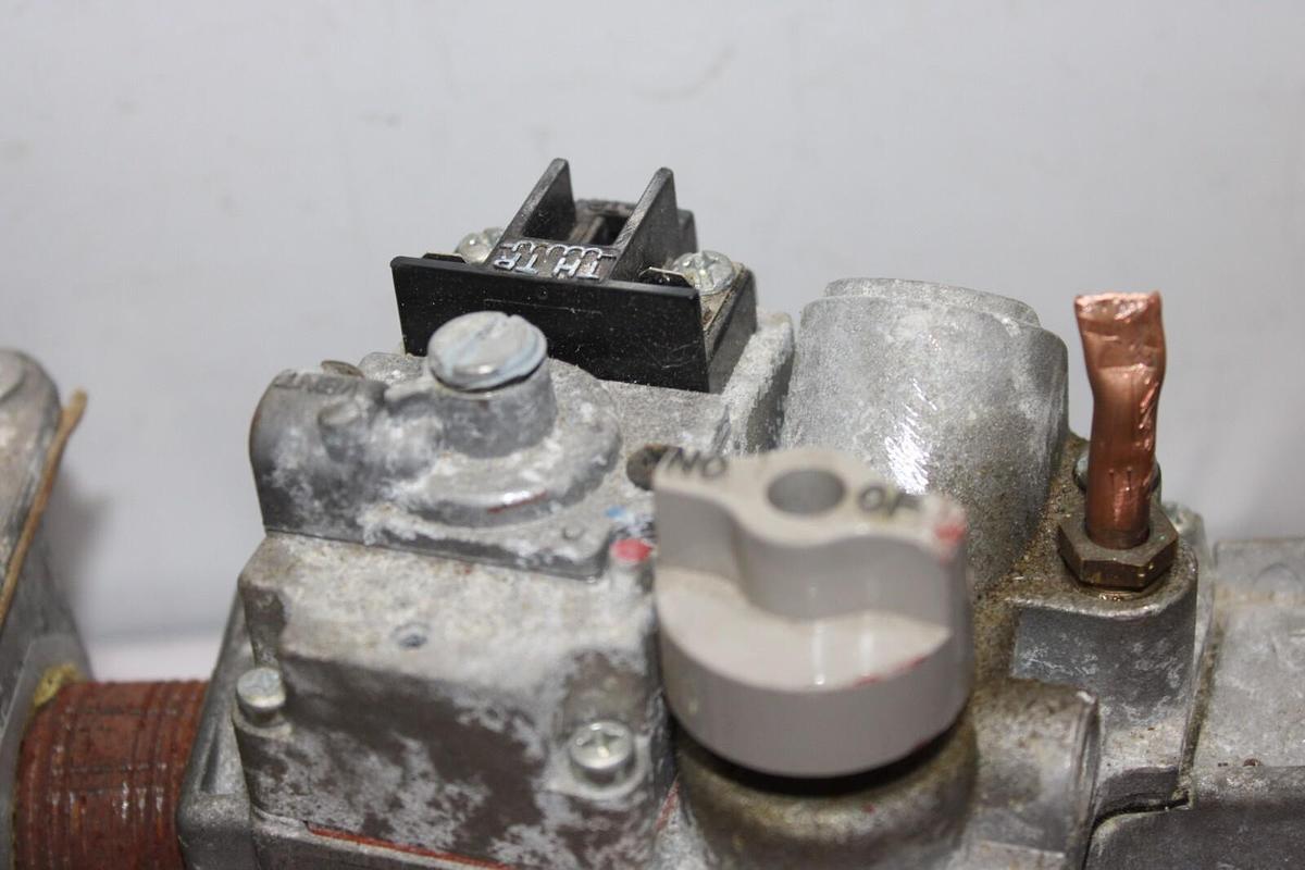 Used ROBERTSHAW GAS VALVE 7000DERHC 0.5 PSI W/ MAXITROL SELECTRA MODULATING VALVE