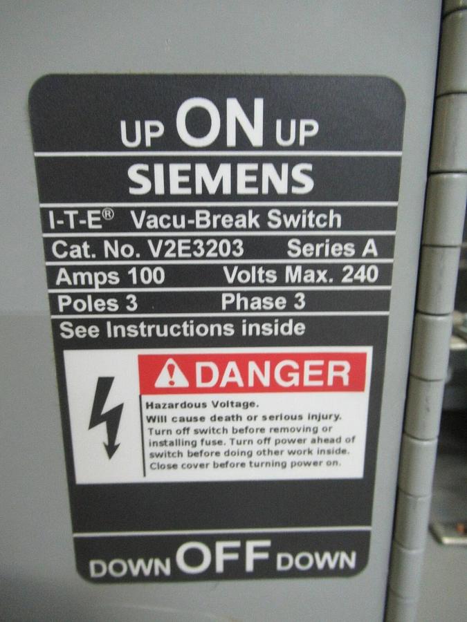 Used SIEMENS 100 AMP 240 V XJ-L BUSWAY TAPBOX W/ VACU-BREAK SWITCH V2E3203 4W XC1004G