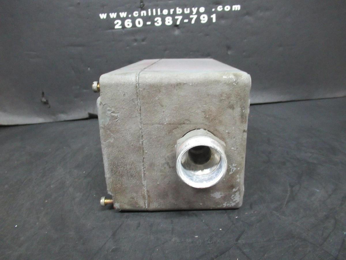 Used ALLEN-BRADLEY TEMPERATURE CONTROL SWITCH 836-C5 24-600 VAC @ 125 VA NEMA 4, 13