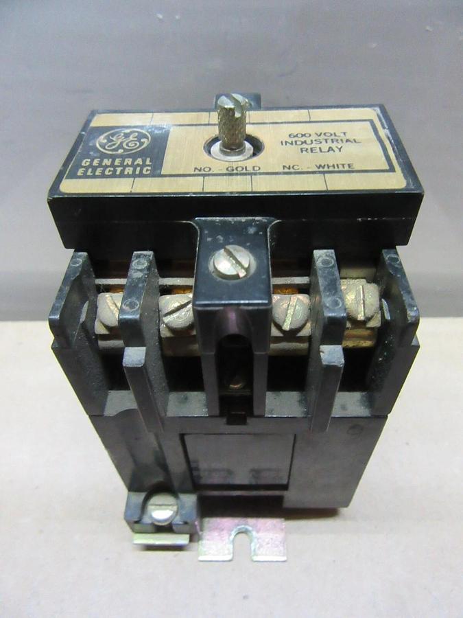 Used GENERAL ELECTRIC INDUSTRIAL RELAY CR120B-D040 600 VOLT COIL: 110/120 VOLT