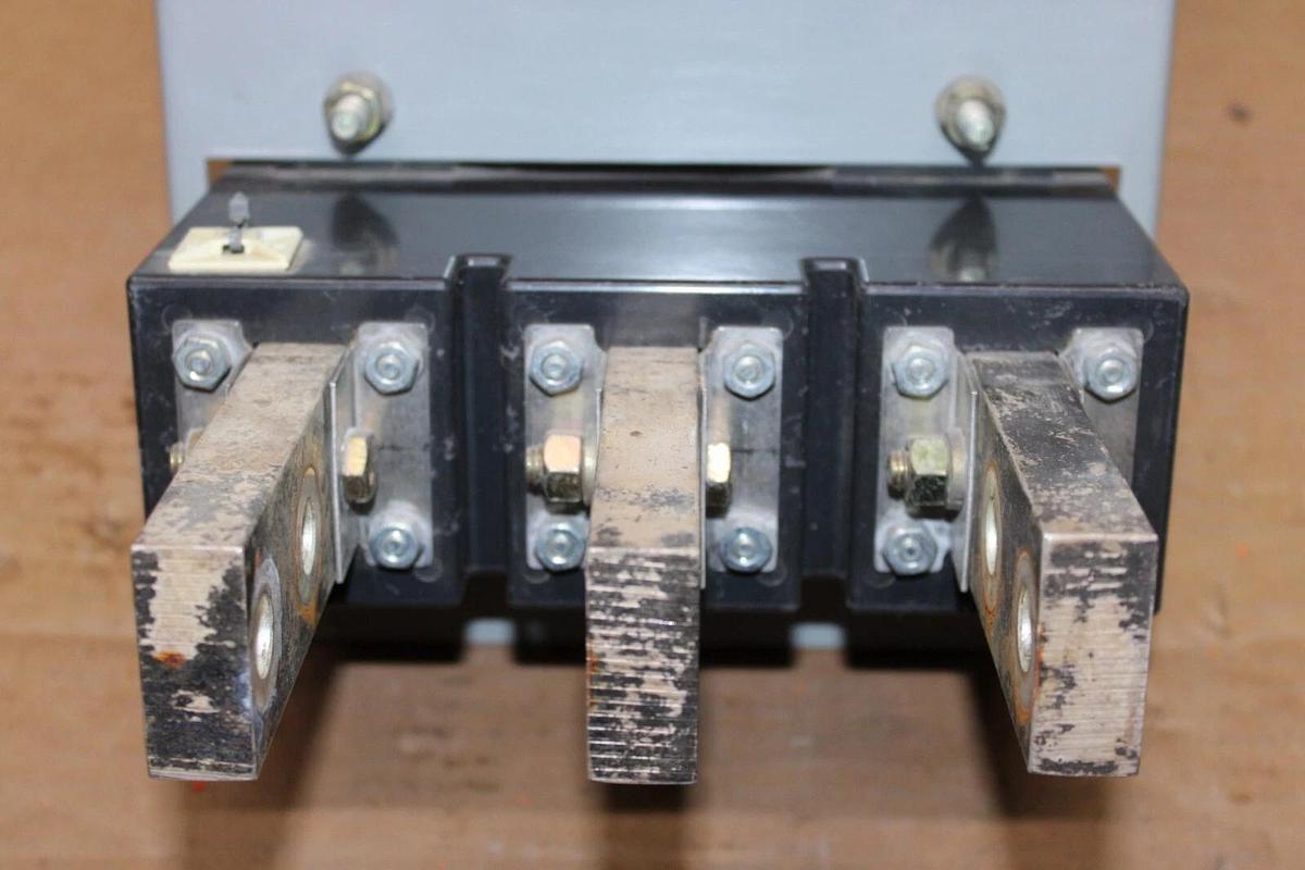 Used SIEMENS BREAKER MOUNT PL9699 PC5666 PLUG-IN ADAPTER 1200 AMP 600 VAC