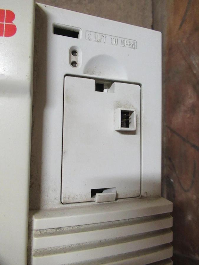 Used ABB VARIABLE SPEED DRIVE ACH401C00932 W/ BYPASS 7.5HP 3PHASE 480V 14.8A TYPE 1