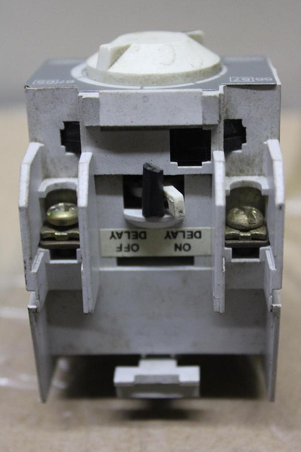 Used EATON TIME DELAY RELAY C320TM3000 120 VAC 350 VA 300-3000 SECOND DELAY
