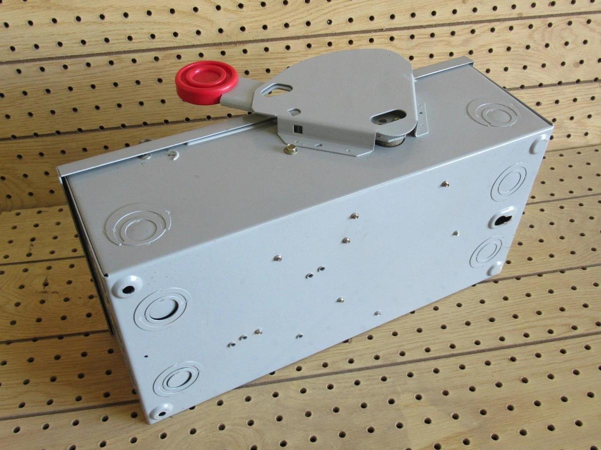 Used CUTLER HAMMER DISCONNECT DH221NGK 30A 240VAC 250VDC 2-POLE **WARRANTY INCLUDED**