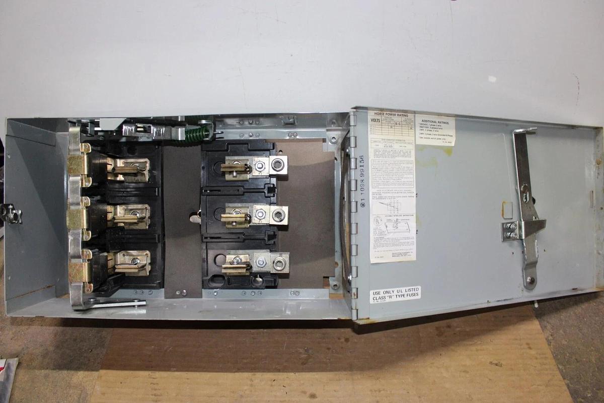 Used ITE FUSIBLE PANELBOARD DISCONNECT V7F3204 200 AMP 240 VOLT 3-PHASE 3-POLE