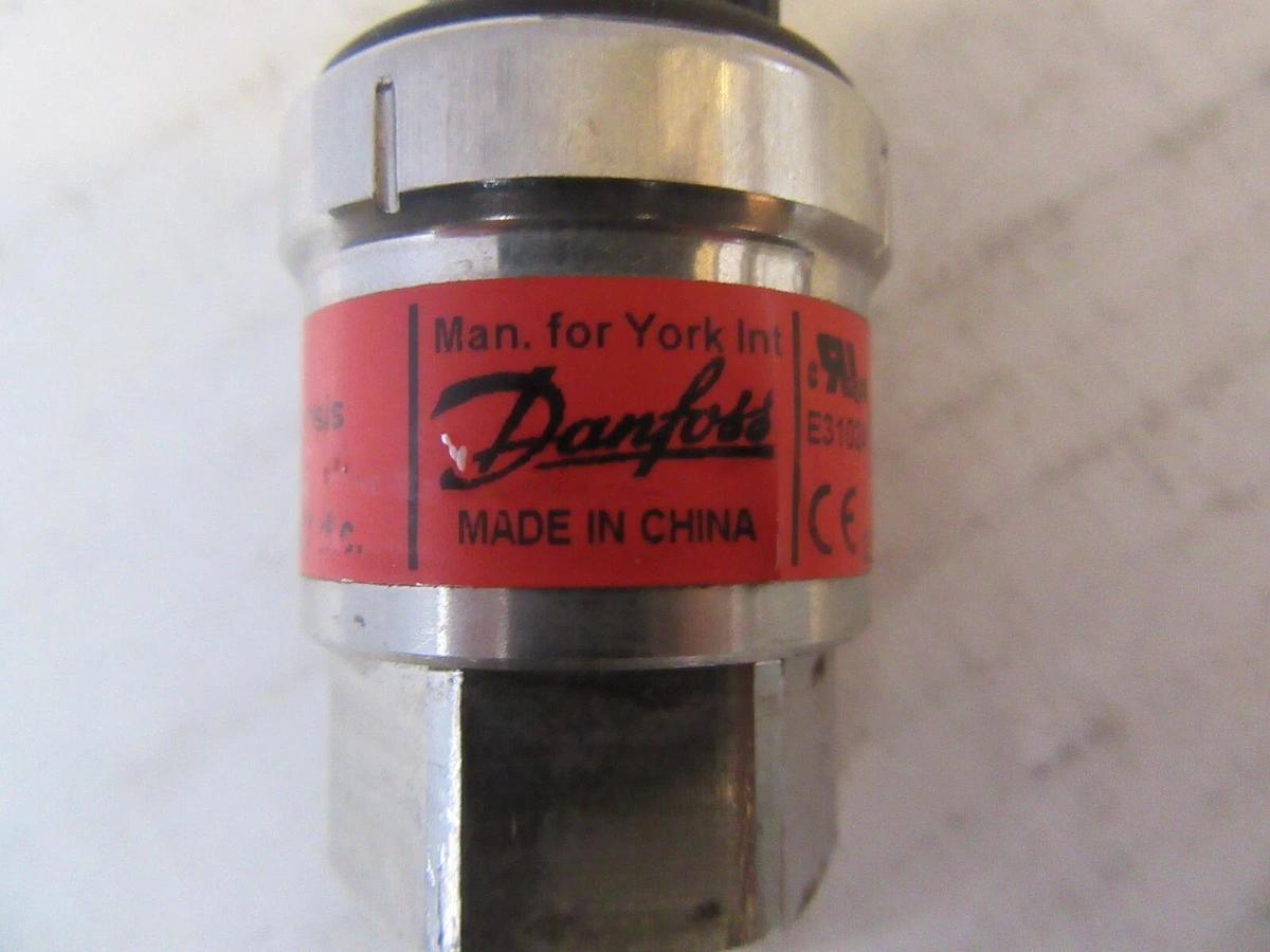 Used YORK / DANFOSS 025-28678-002 AKS-32R CHILLLER PRESSURE TRANSDUCER 50 - 125 PSIS
