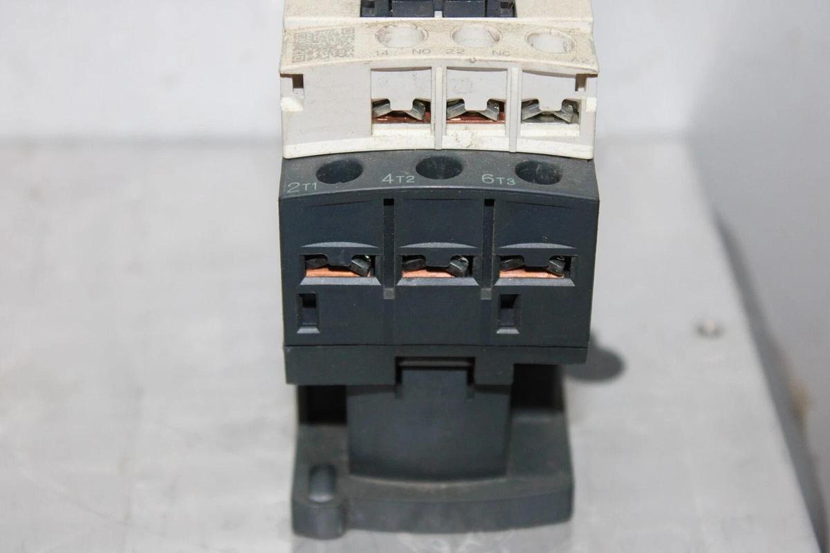 Used SCHNEIDER CONTACTOR LC1D18 32 AMP 600 VAC 3-POLE 3-PHASE 10 KW COIL: 110V
