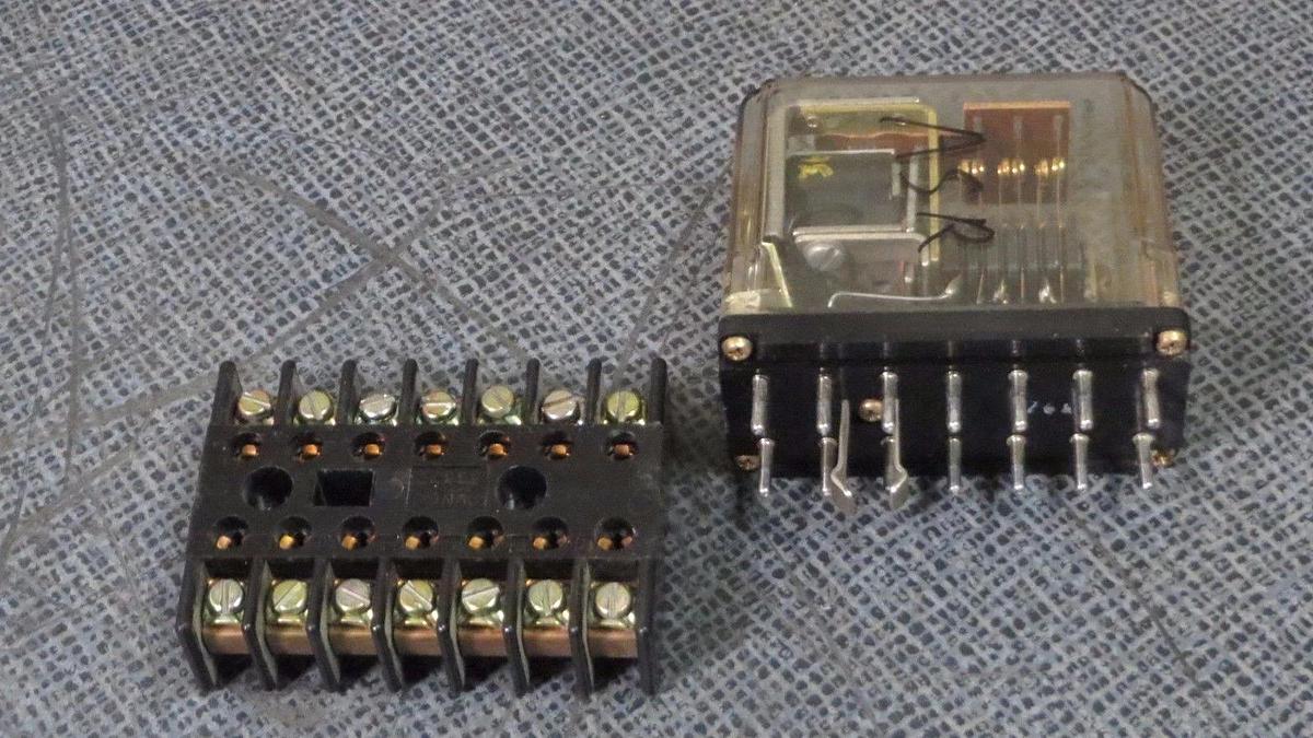 STRUTHERS DUNN RELAY WITH DUNCO BASE! 24 VDC COIL -- 120V 10 AMP MODEL: 219FXXP