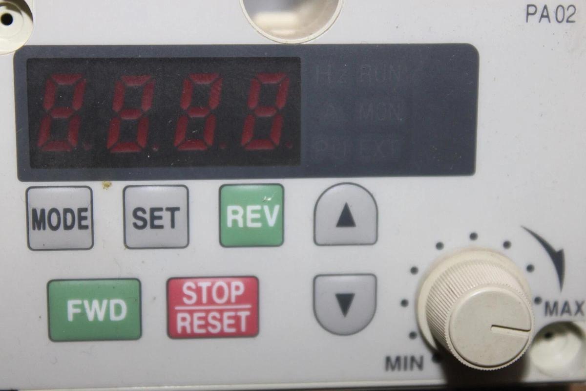 Used MITSUBISHI FREQUENCY INVERTER FR-E520-0.75K 0.75 KW 8.2 AMP 240 VOLT 3-PHASE