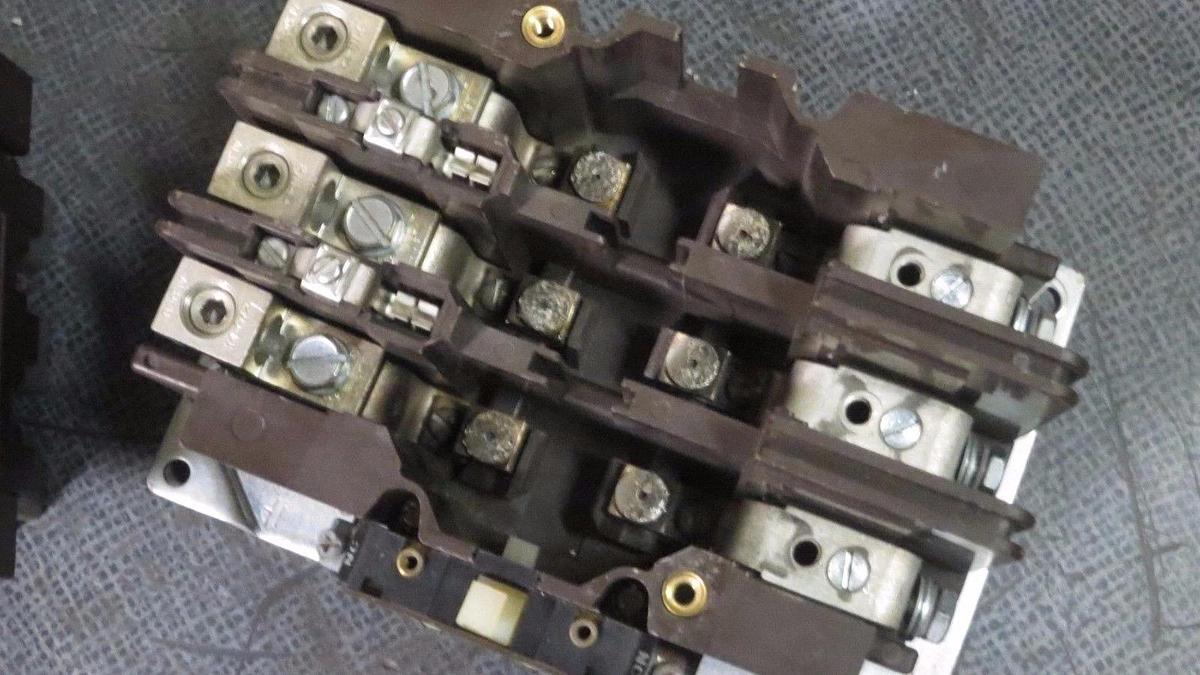 Used CUTLER HAMMER CONTACTOR 120 AMP, 3 PH, 600 V WITH 480V COIL MODEL: C32JN3